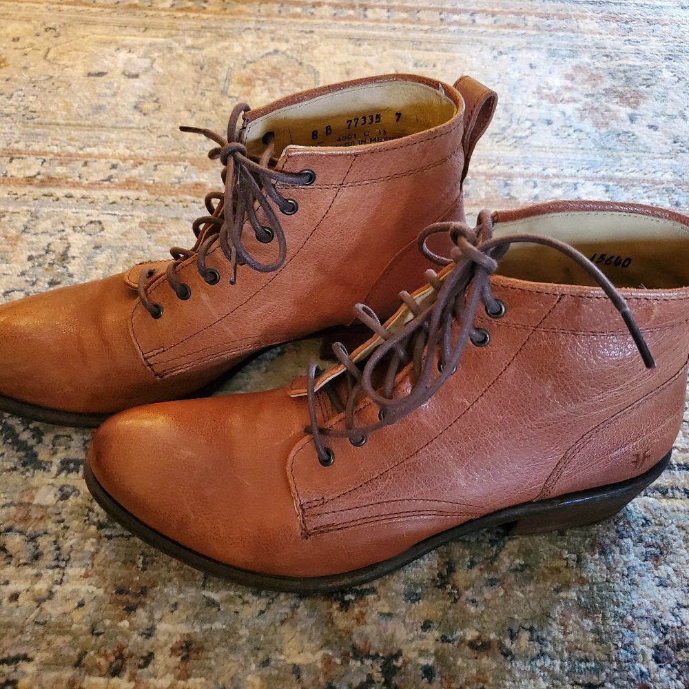 Frye Women's Carson Lace Up Ankle Boot, Cognac, Size 8